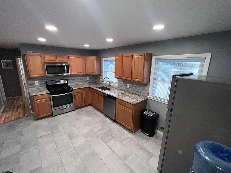 527 Oak St — Photo 6