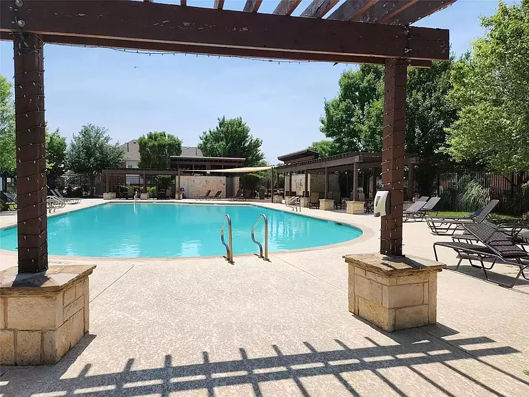 231 Carrington Ln — Photo 32