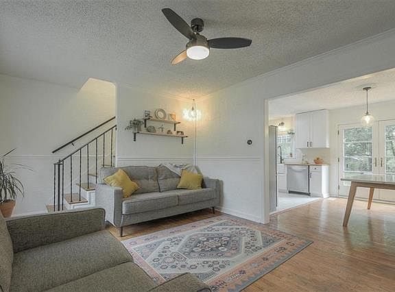 5th image of 3818 Meadow Ln