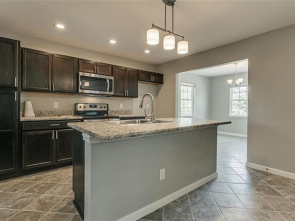 4th image of 832 E Maddox Ave
