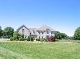 8 Arlyn Ridge Rd, Newtown, CT 06470