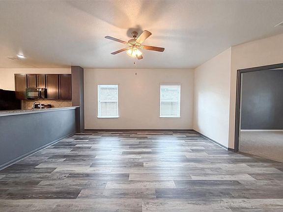 3rd image of 18664 Legend Oaks Dr