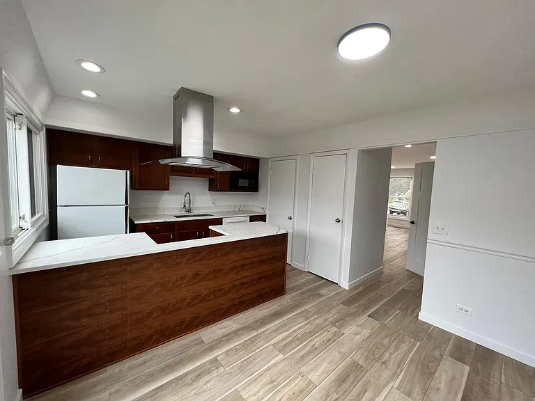 1704 Sussex Walk — Photo 20