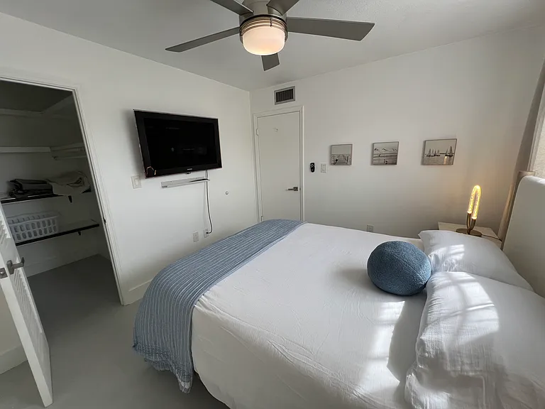 GUEST BEDROOM QUEEN BED
