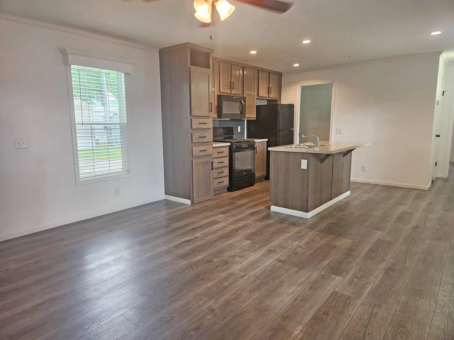 3 bed, 2.0 bath, 1000 sqft, $1,200 — Photo 2