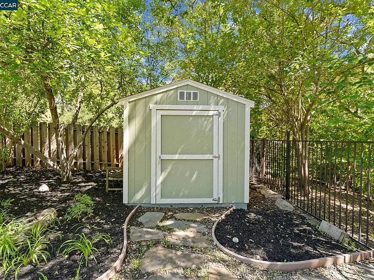 1021 Windsor Dr — Photo 32