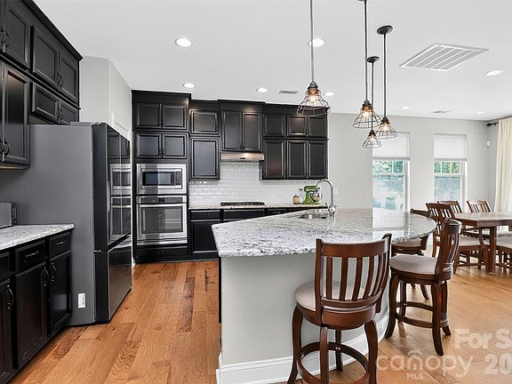 5th image of 128 Creekside Crossing Ln