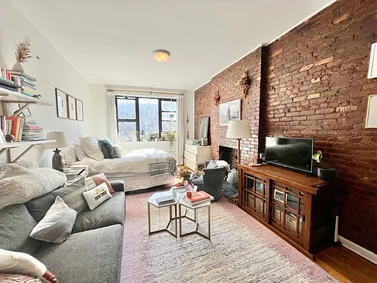 Rented by KNOCKKNOCK LLC | media 7