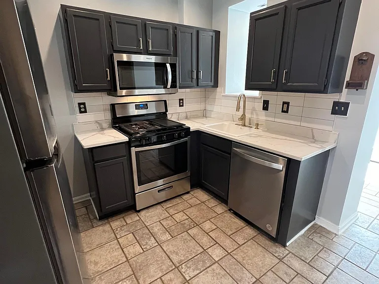 627 Harvey St — Photo 10