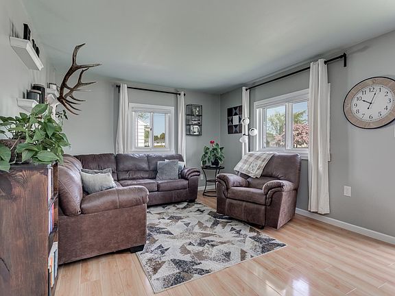 3rd image of 822 Edward St