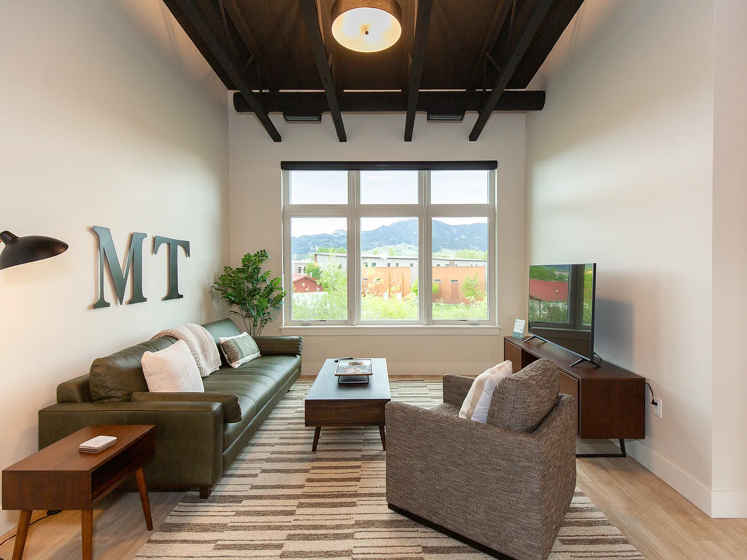 2 bed, 1.5 bath, 1900 sqft, $4,200 — Photo 1