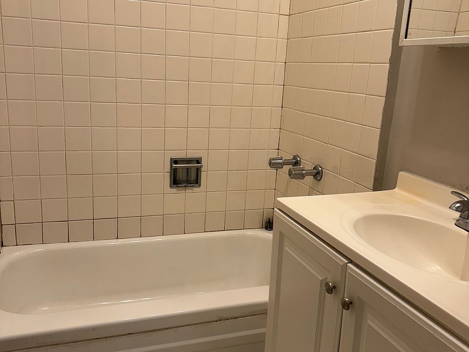 1st image of 2206 W Granville Ave APT 1G