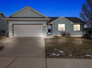 1214 Prairie Rose Dr SW, Cedar Rapids, IA 52404