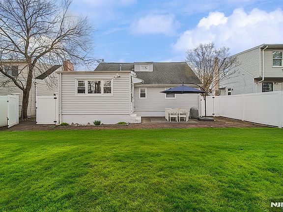 5th image of 907 Spring Valley Rd