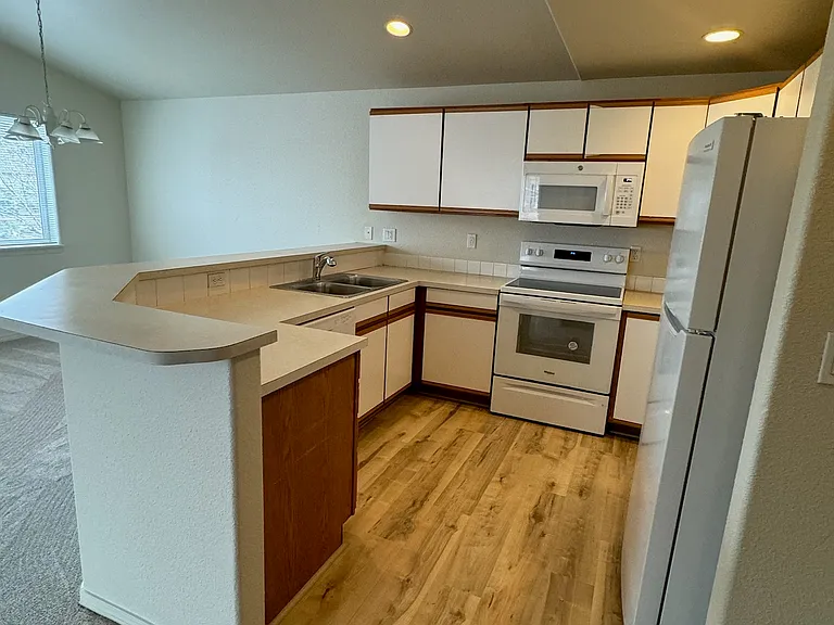 1997 SW Canyon Dr #1997 — Photo 2