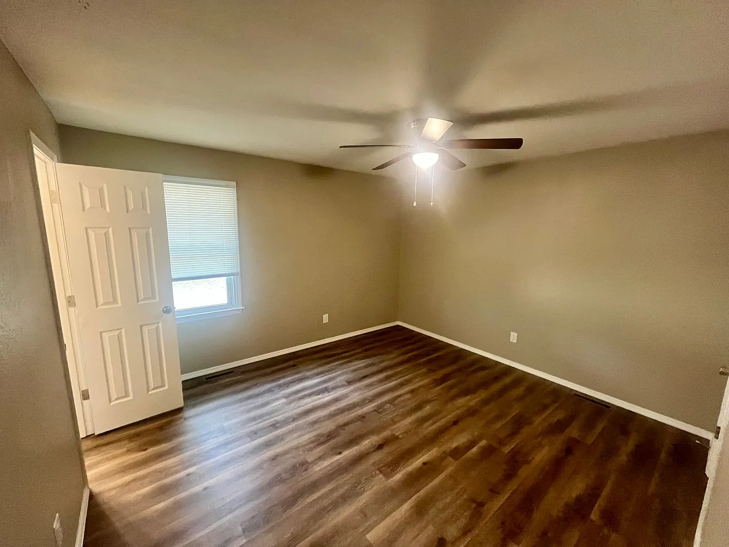 updated 3 bedroom 2 bathroom home in Springfield — Photo 3