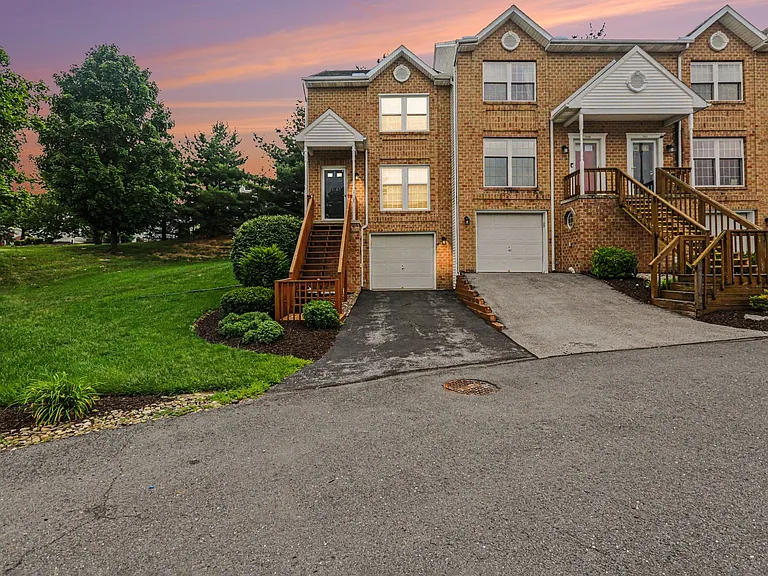 2165 Saint Clair Ct — Photo 2