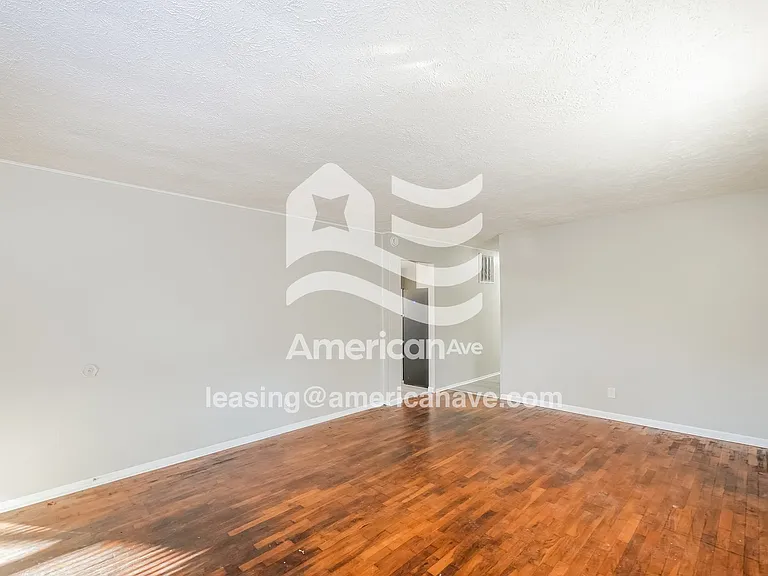 1323138_004_wm_-_living_room_13345175.jpg