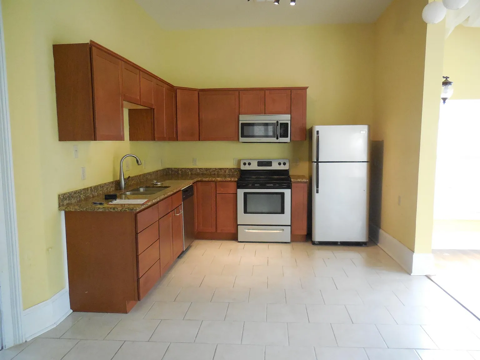 3 bed, 2.5 bath, 1650 sqft, $1,975 — Photo 3