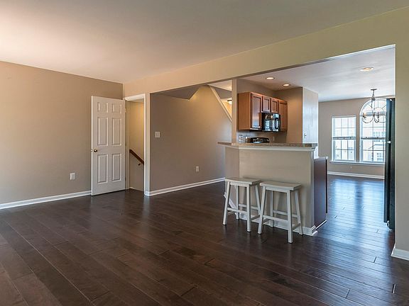 3rd image of 104 Knollwood Rd