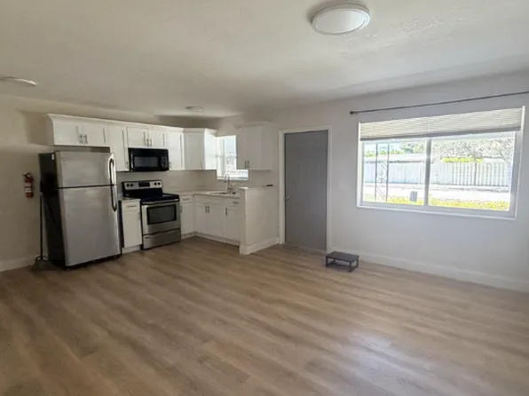 800 Moffett St, Hallandale, FL