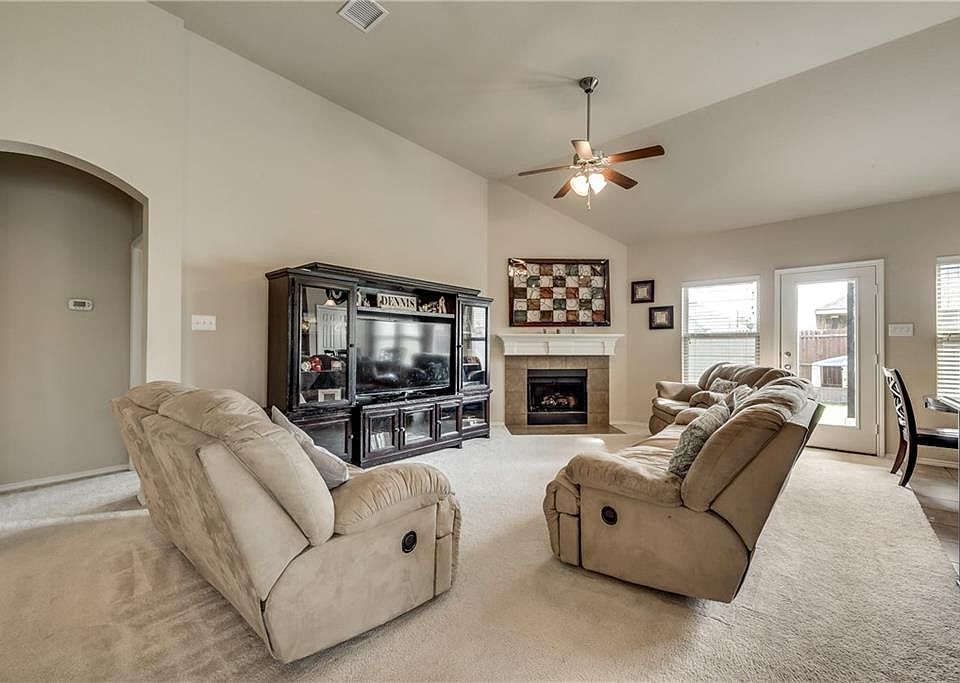 2nd image of 1400 Villa Paloma Blvd