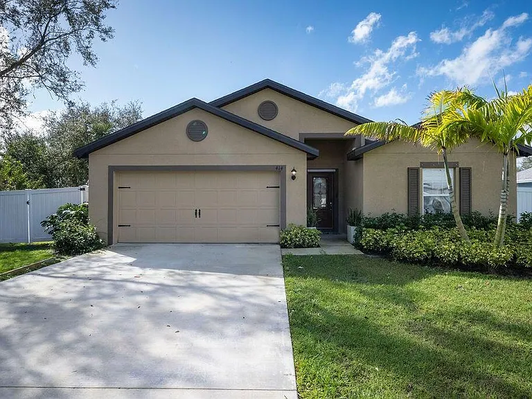 414 SW Dahled Ave — Photo 1