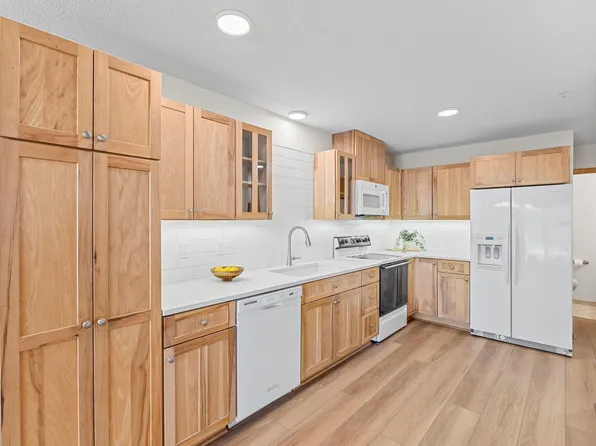 525 Mission Hills Way W, Chanhassen, MN 55317