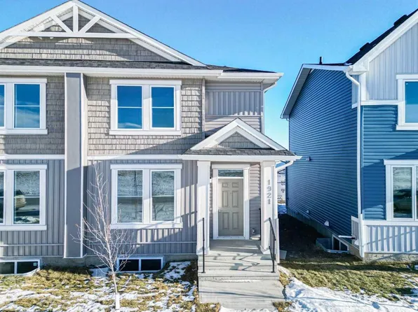 1921 W McCaskill Dr, Crossfield, AB T0M 0S0