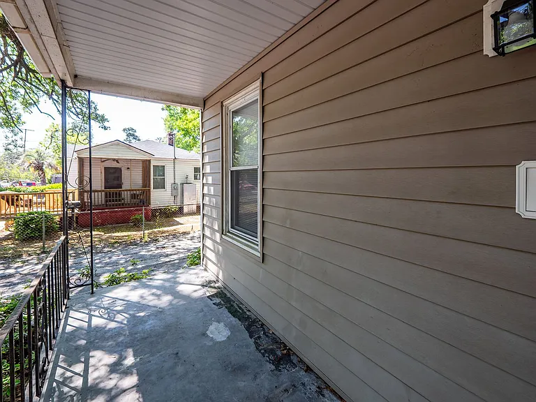 2620 Woodlawn Ave — Photo 3