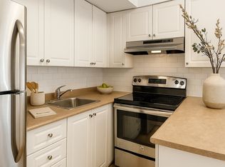 1230 Emperor Ave #6, Ottawa, ON K1Z 8C5