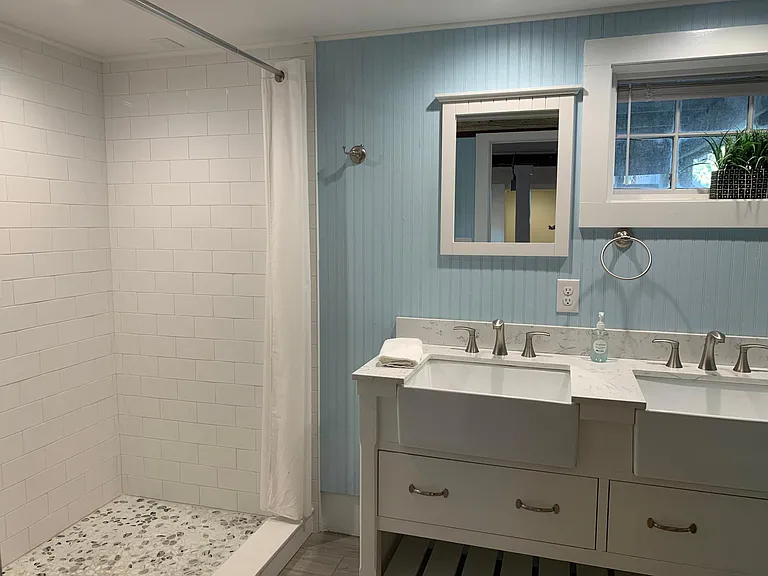 Another view of the full bath.