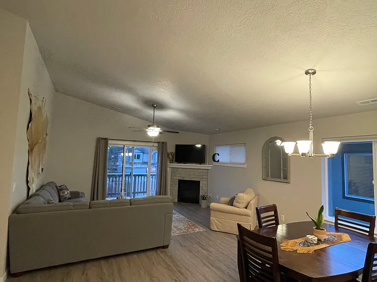 712 NE Brookstone Dr — Photo 3