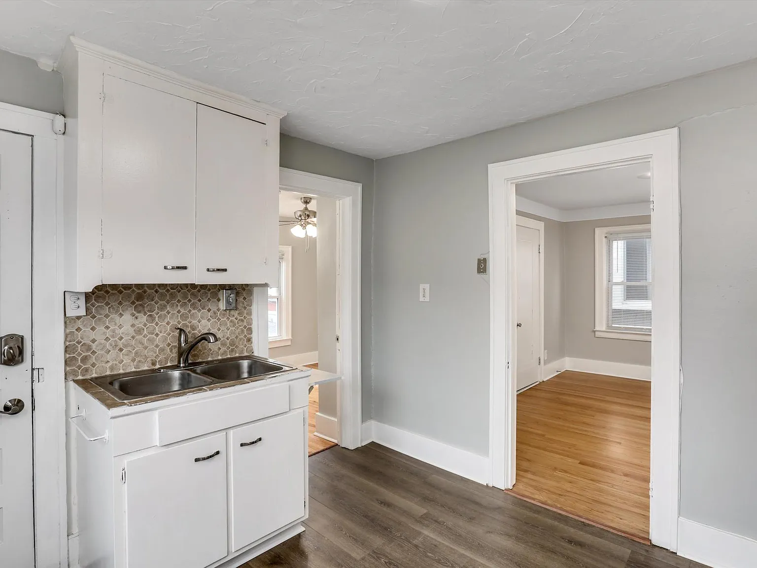 1565 Oak St — Photo 3