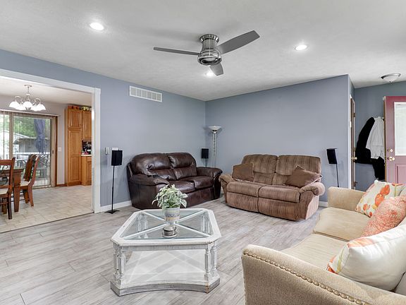 3rd image of 112 S Bayberry Ct