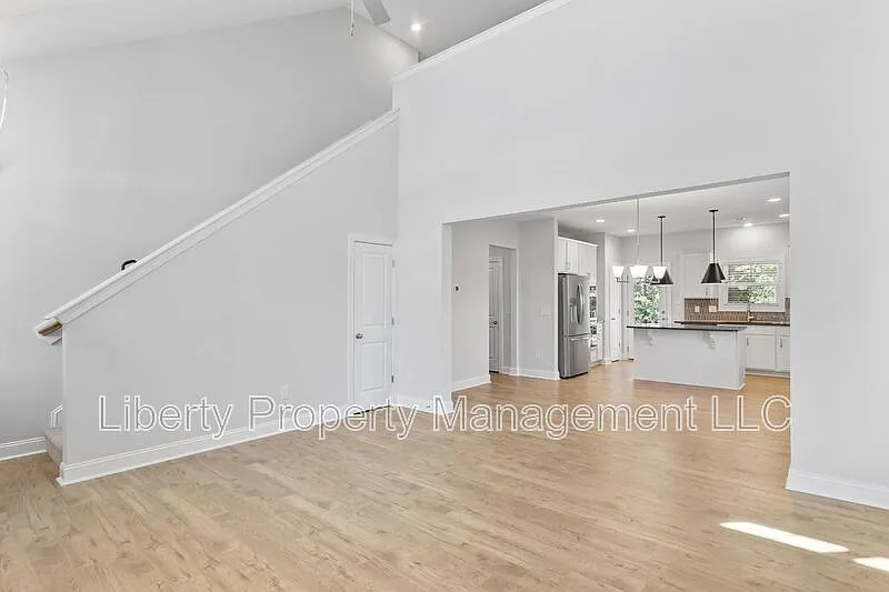 4 bed, 2.5 bath, 1982 sqft, $2,200 — Photo 2
