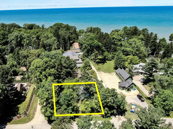 9751 McKinley St, Union Pier, MI 49129
