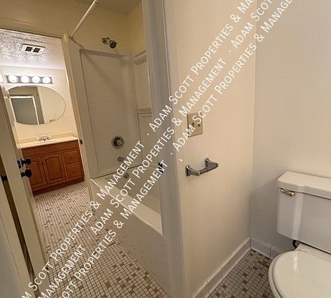 3rd image of 1325 Southwestern Dr APT 1
