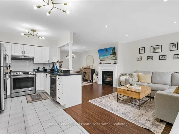 1241 Parkwest Pl #5, Mississauga, ON L5E 3J3