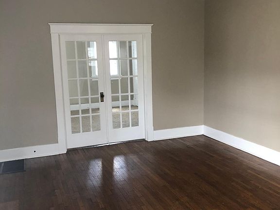 3rd image of 2506 Woodlawn Dr