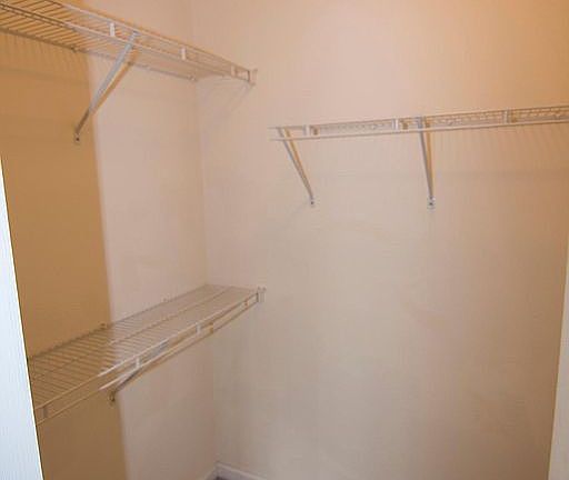 Bedroom walk-in-closet