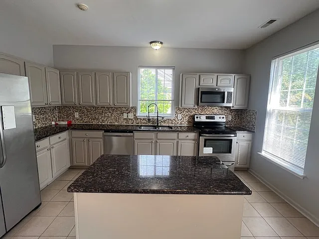 2 bed, 1683 sqft, $1,995 — Photo 2