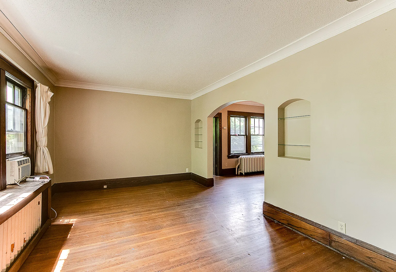 8 bed, 4236 sqft, $5,200 — Photo 1