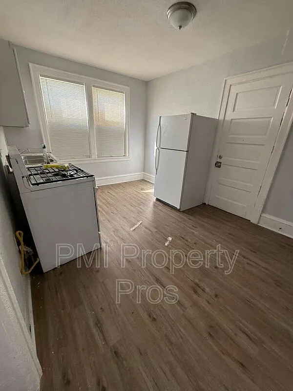 3 bed, 1.0 bath, $1,295 — Photo 3