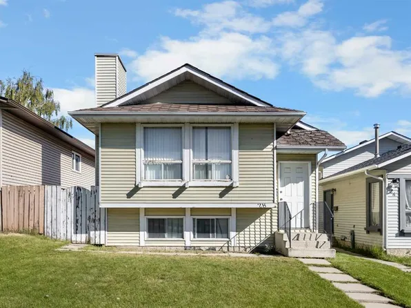 28 S Sandstone Hl NW, Calgary, AB T3K 2W7