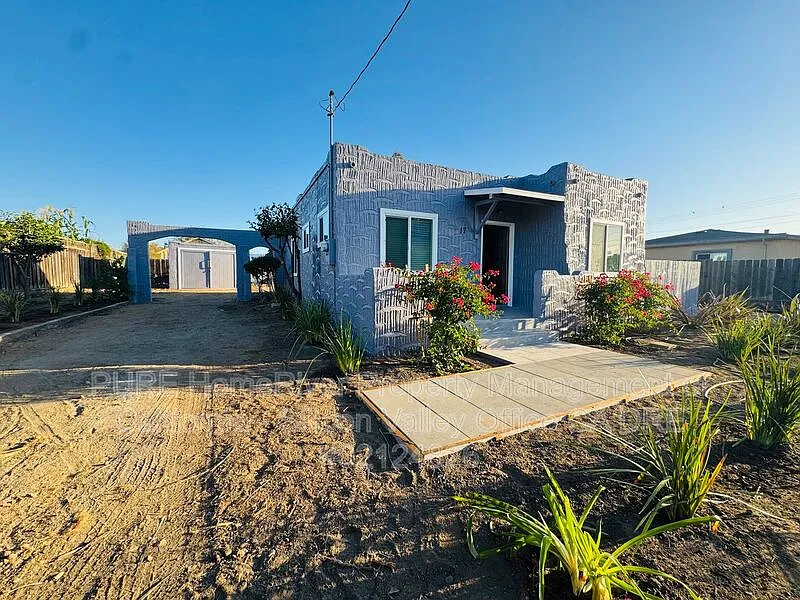 2 bed, 1.0 bath, 820 sqft, $3,395 — Photo 1