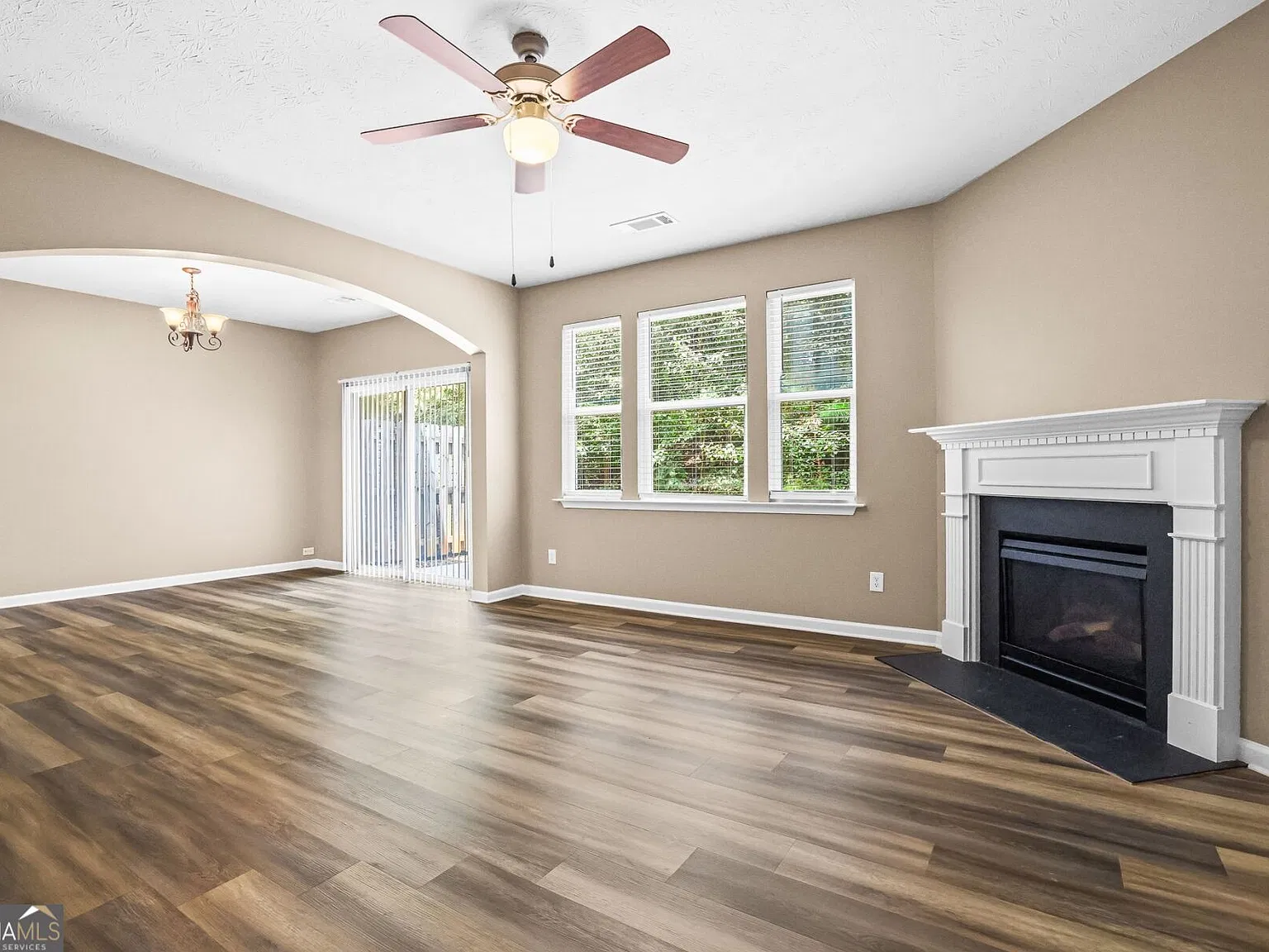 3 bed, 2.5 bath, 1852 sqft, $2,300 — Photo 3