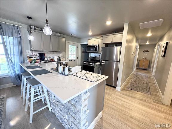 4th image of 27 Benton Dr