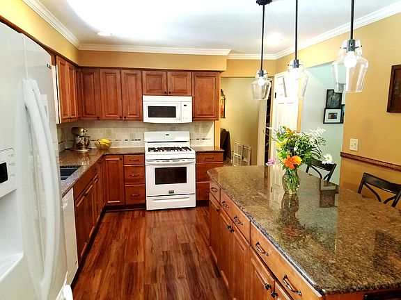4th image of 6 Northwood Ct
