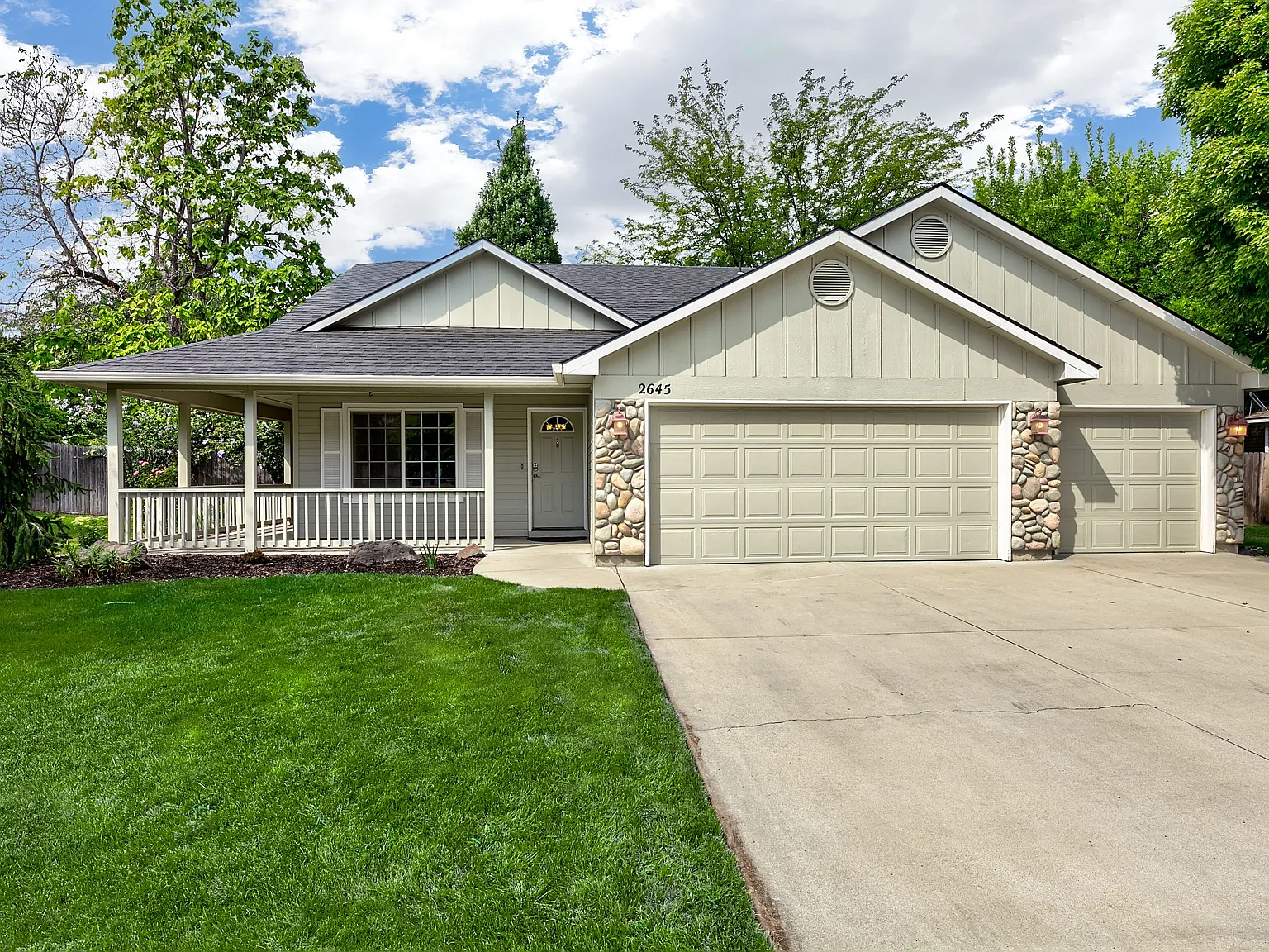 3 bed, 1752 sqft, $2,450 — Photo 1